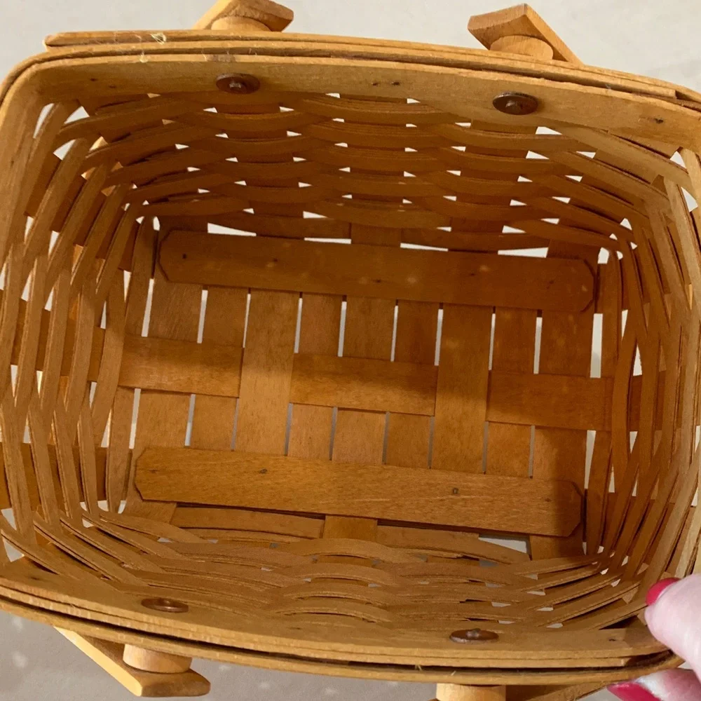 Longaberger Seashell Basket with Protector and Product Card. From 1999.